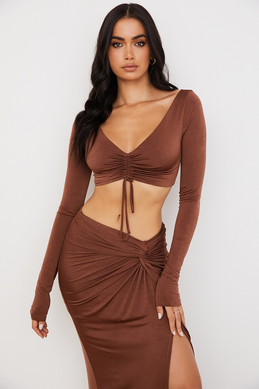 schokoladenbraunes gerafftes crop-top