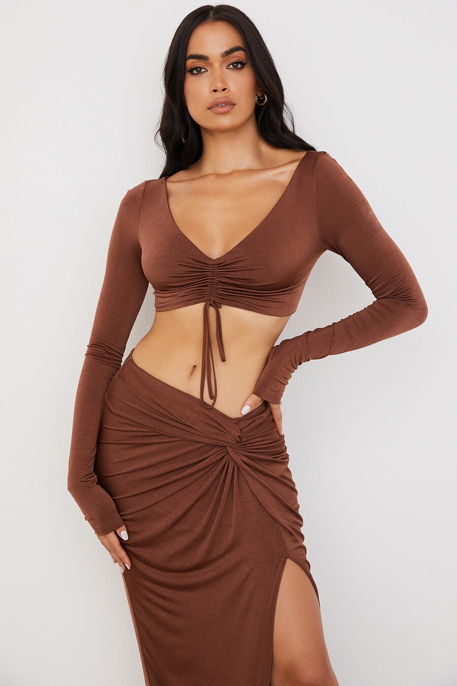 schokoladenbraunes gerafftes crop-top