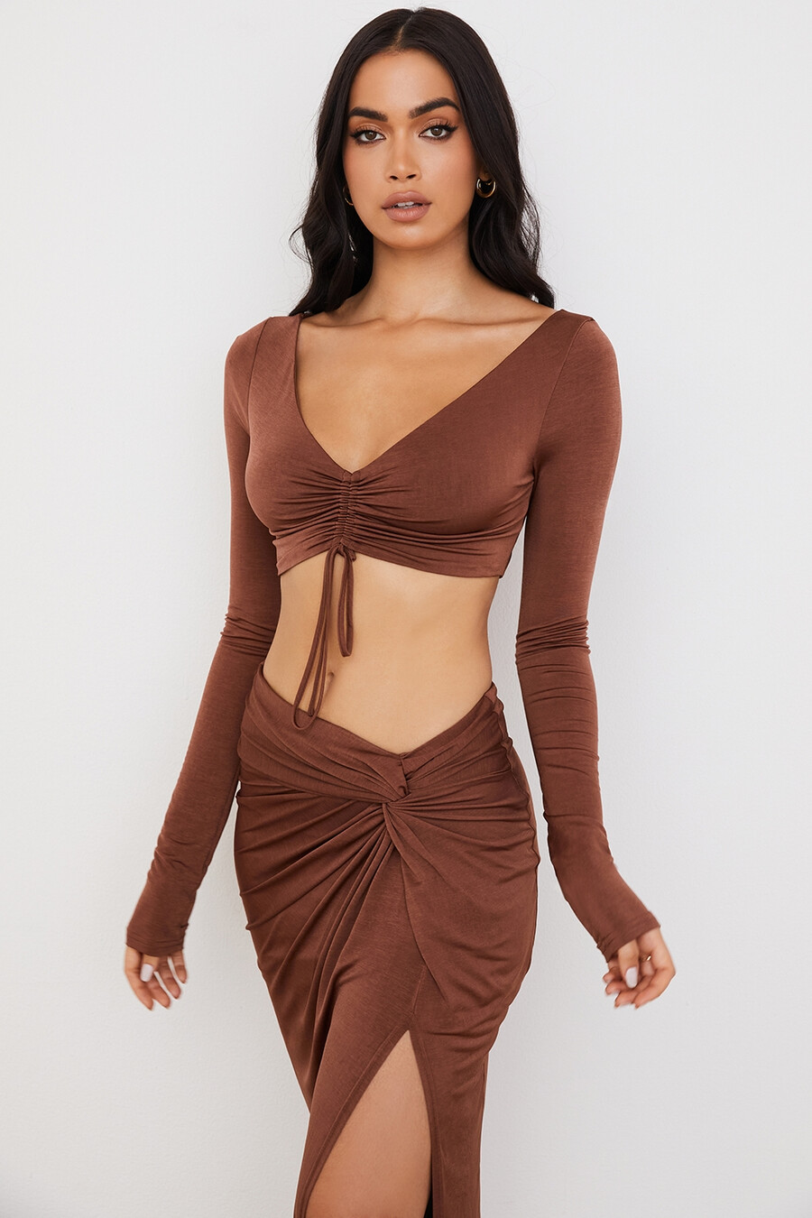 schokoladenbraunes gerafftes crop-top