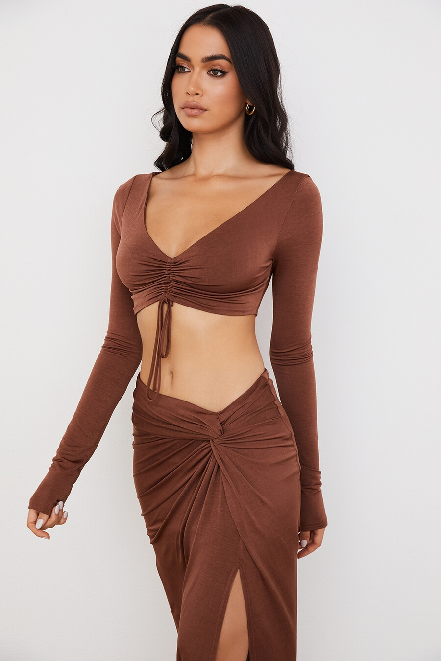 schokoladenbraunes gerafftes crop-top