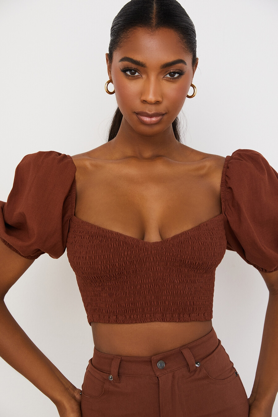 kakaofarbenes cropped-top mit puffärmeln