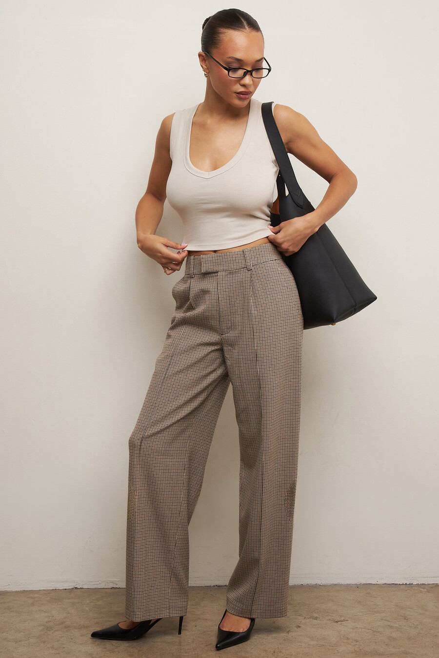 braune taillierte hose mit hahnentrittmuster weitem bein und hohem bund