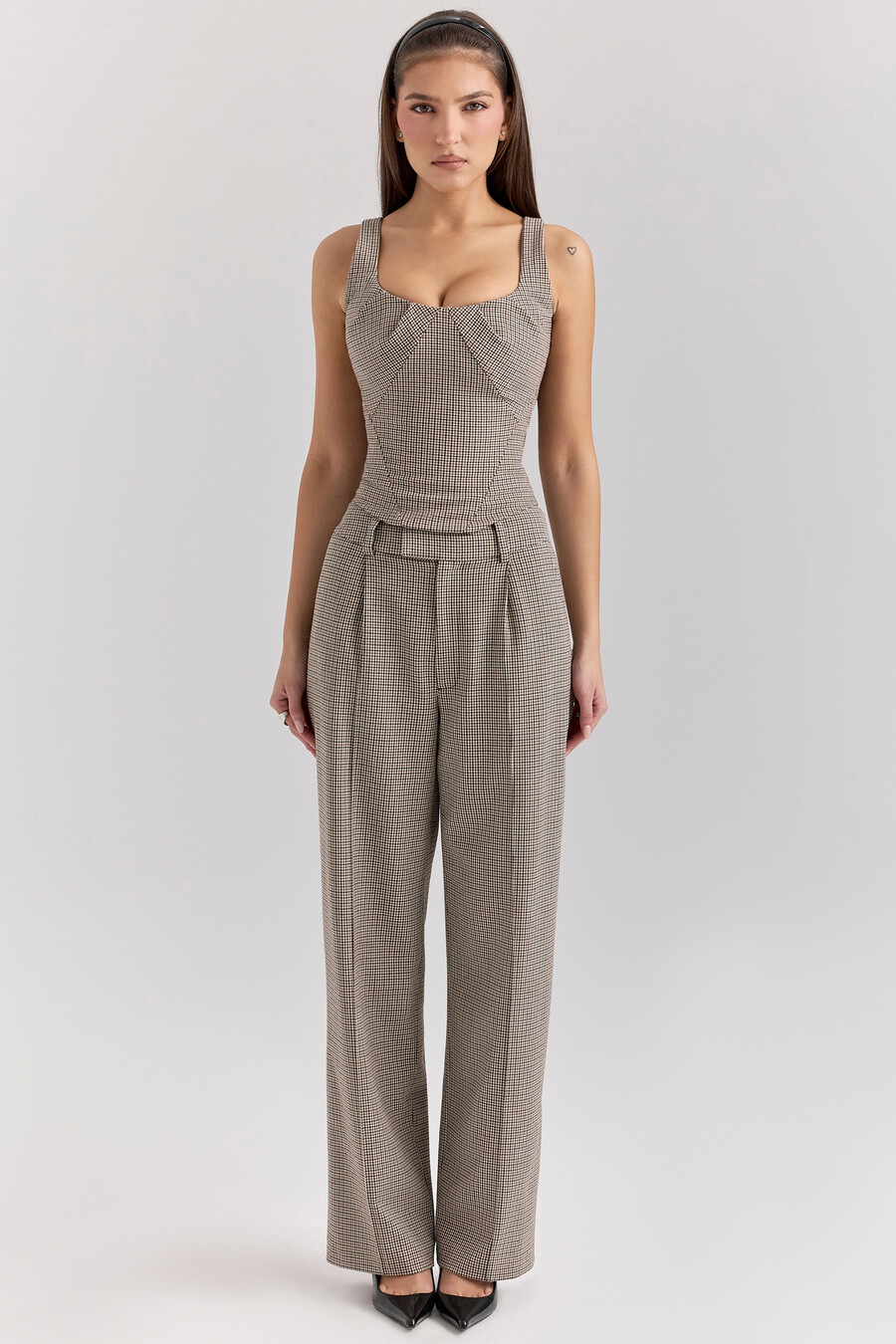 braune taillierte hose mit hahnentrittmuster weitem bein und hohem bund