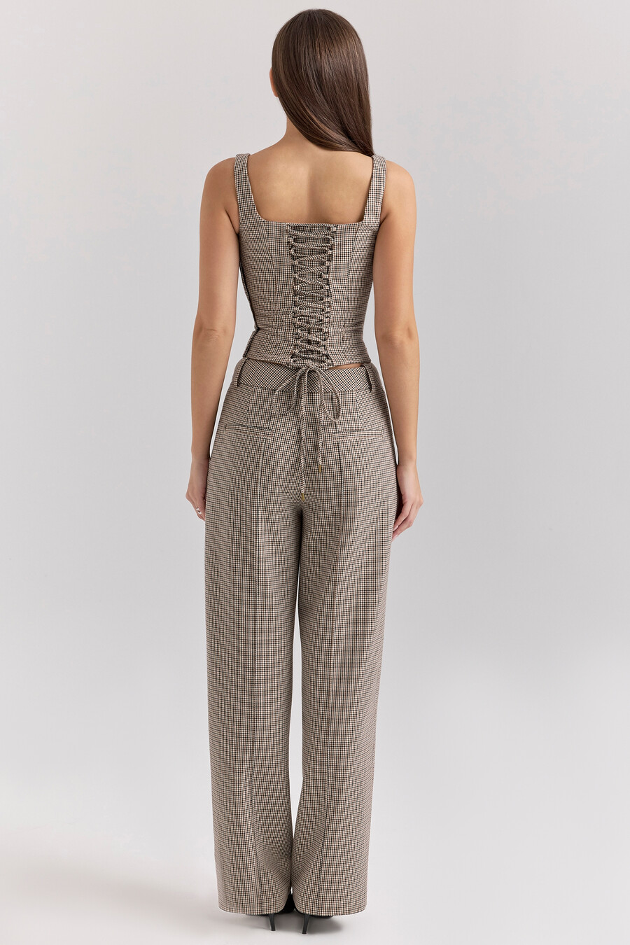 braune taillierte hose mit hahnentrittmuster weitem bein und hohem bund