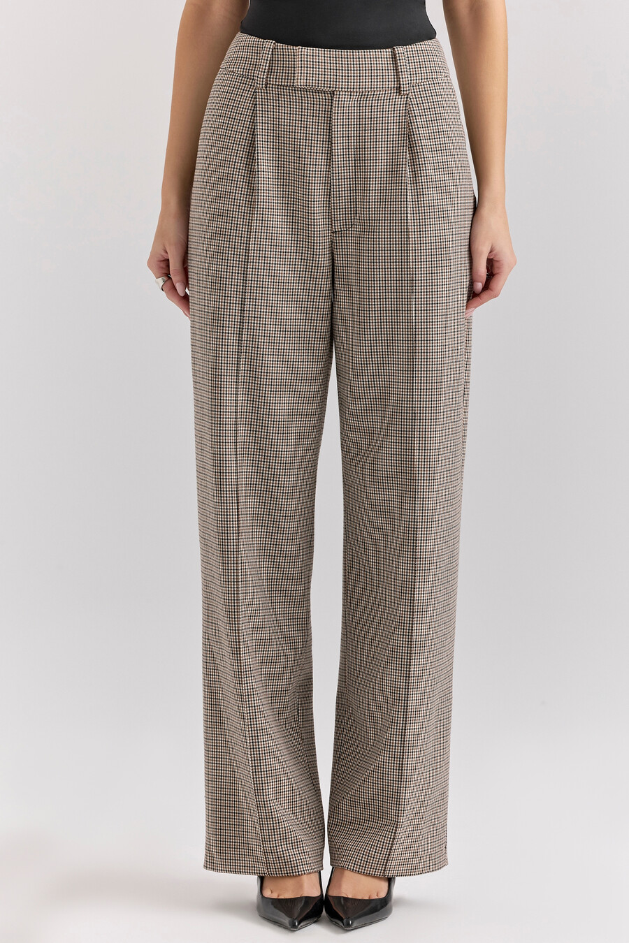 braune taillierte hose mit hahnentrittmuster weitem bein und hohem bund