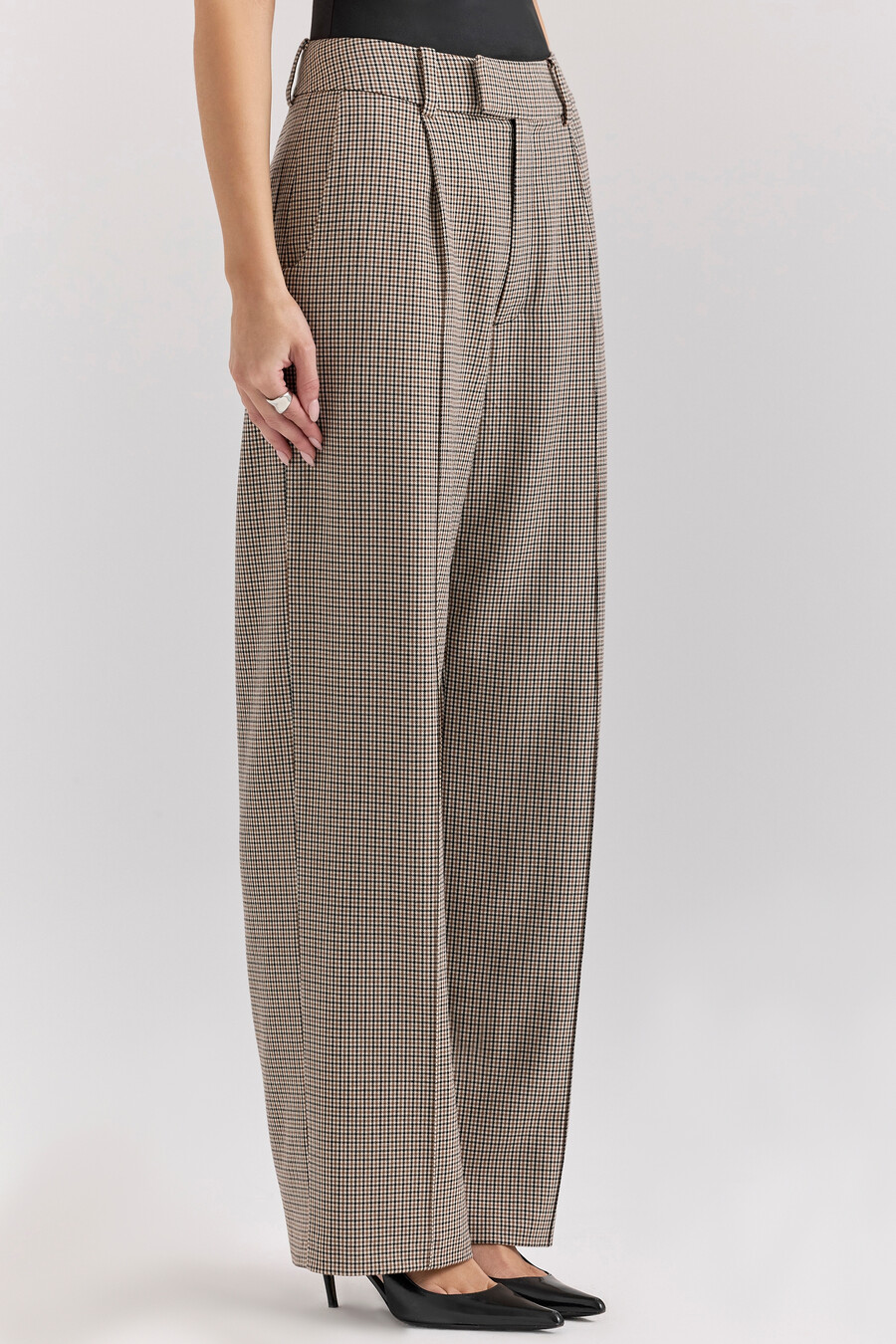 braune taillierte hose mit hahnentrittmuster weitem bein und hohem bund