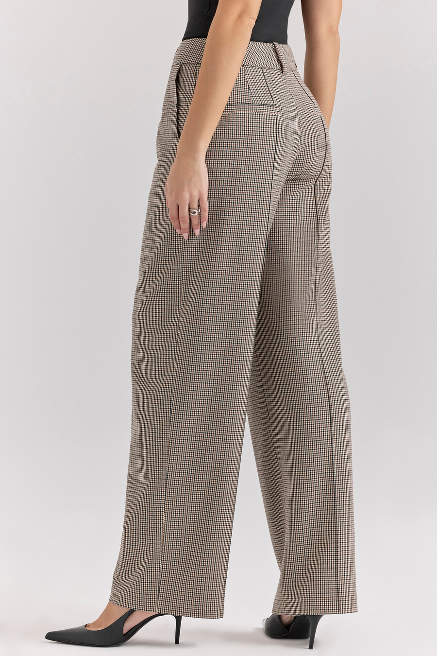 braune taillierte hose mit hahnentrittmuster weitem bein und hohem bund