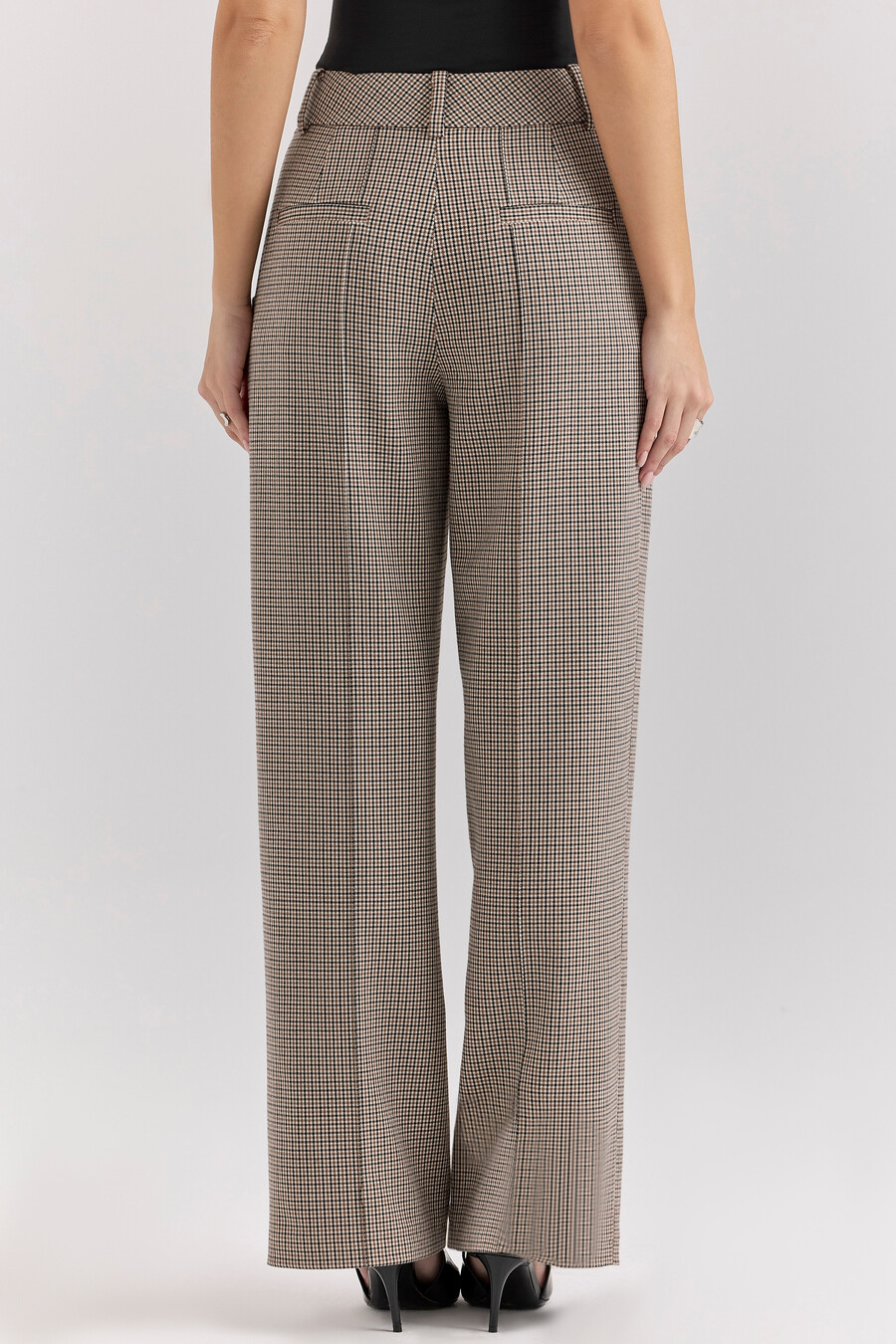 braune taillierte hose mit hahnentrittmuster weitem bein und hohem bund