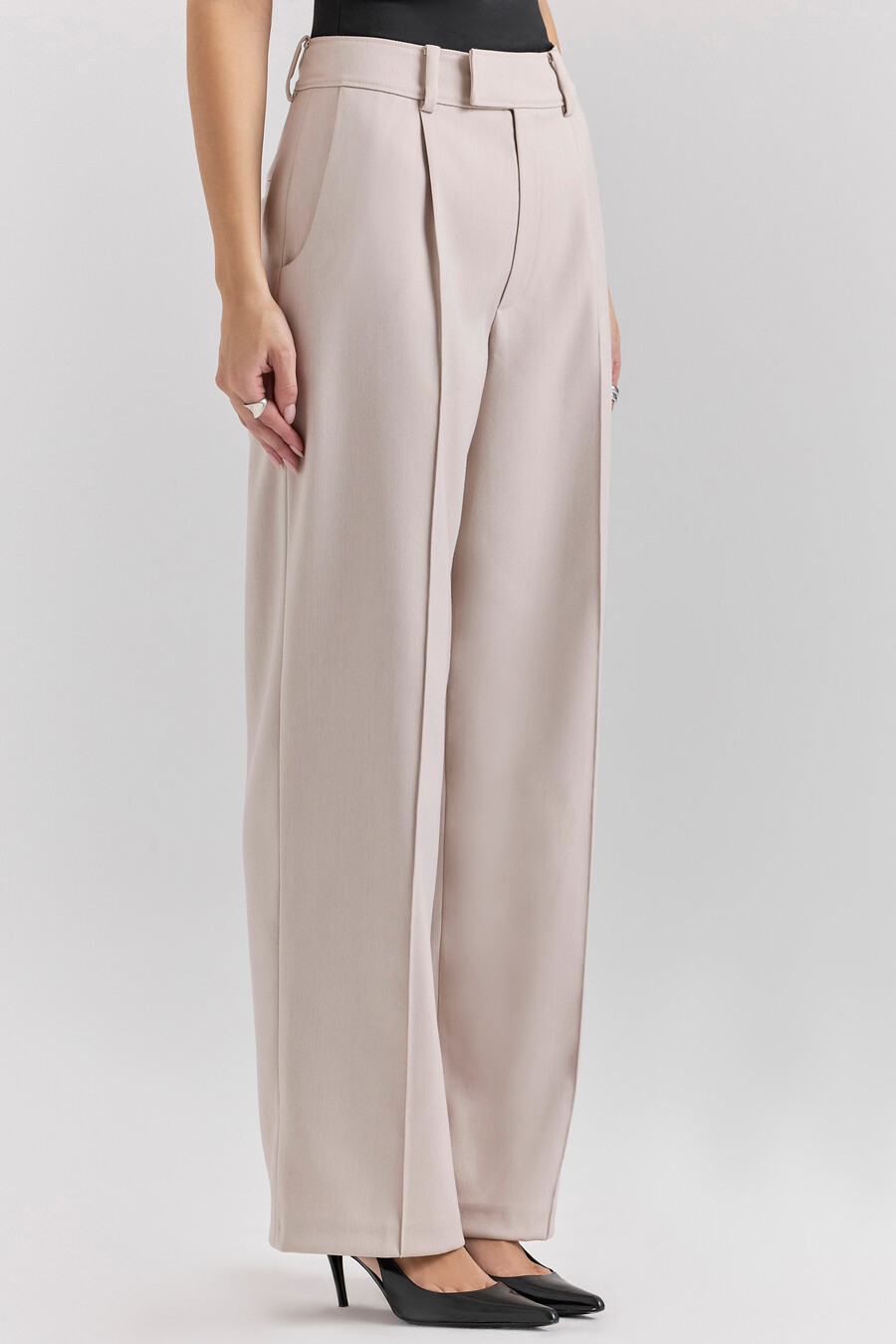 beigefarbene hochtaillierte stoffhose