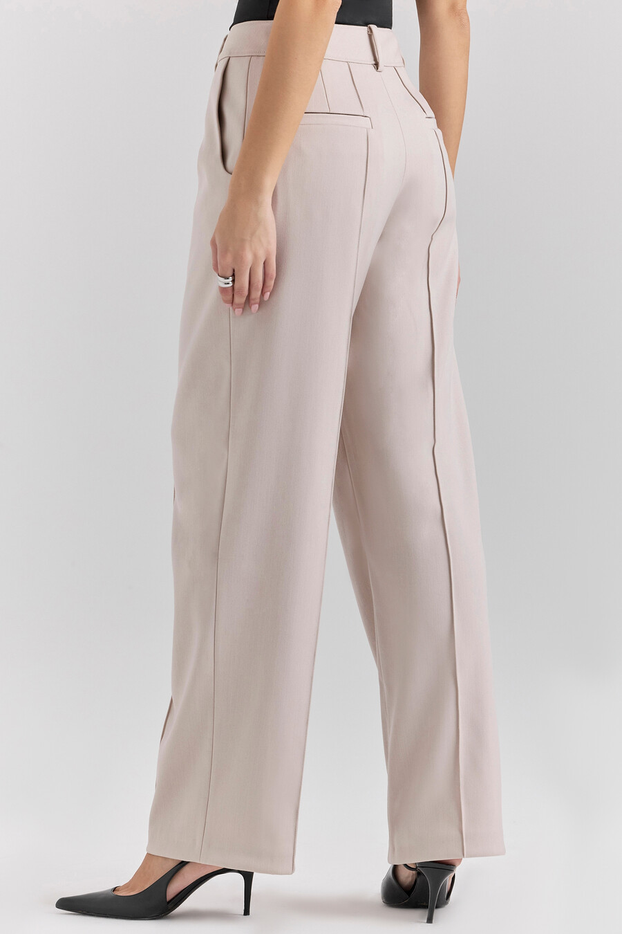 beigefarbene hochtaillierte stoffhose