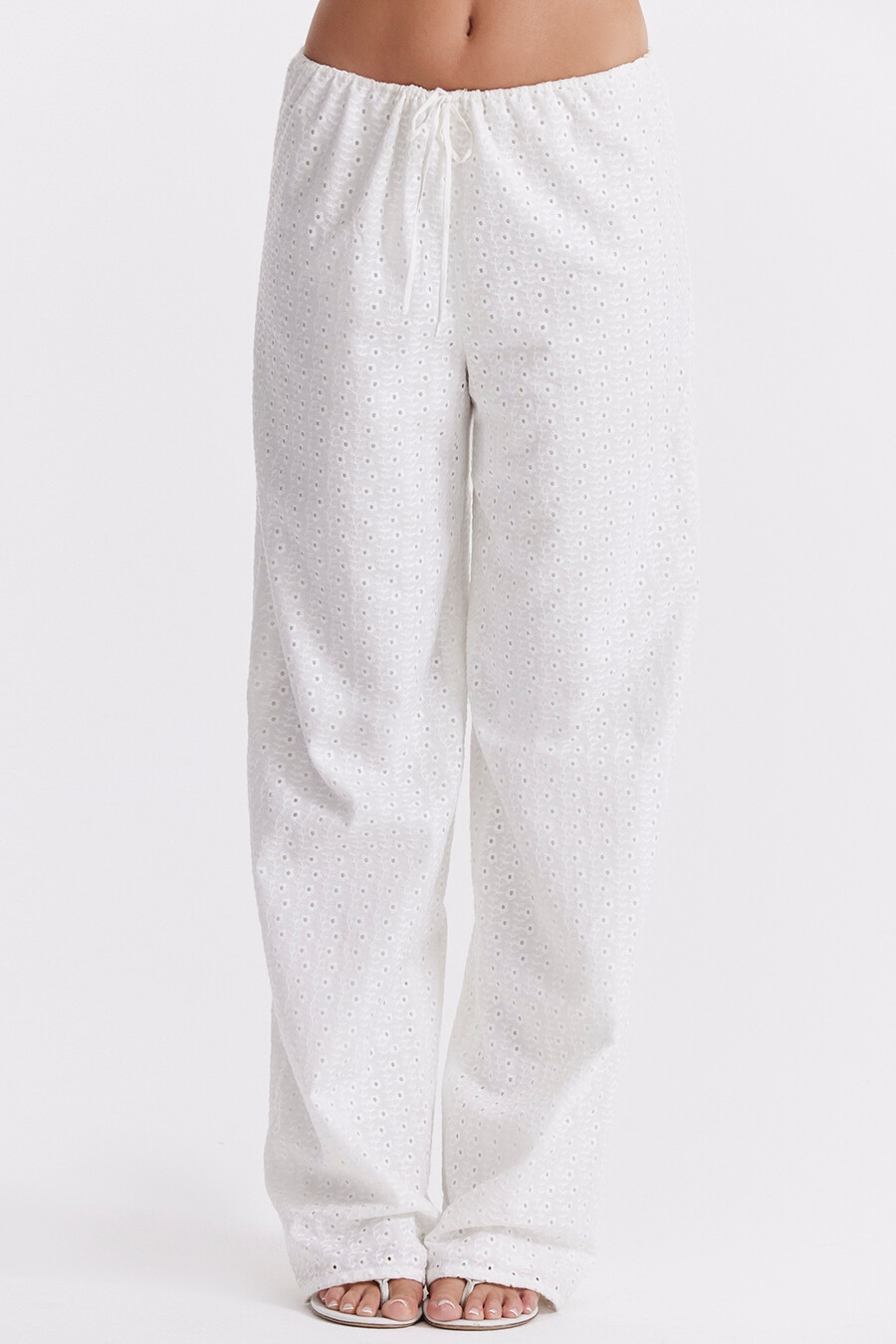 weiße broderie-anglais-hose