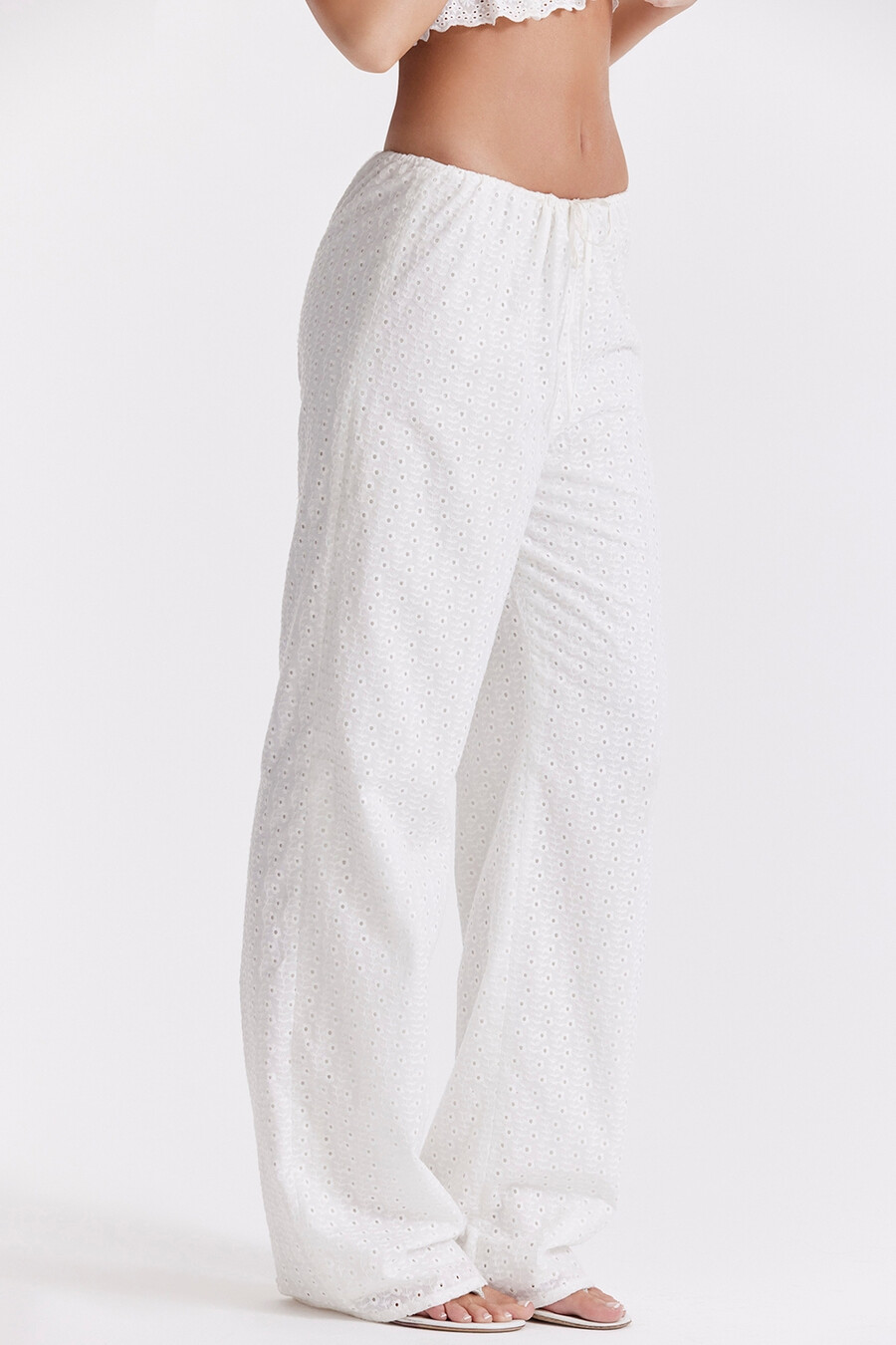 weiße broderie-anglais-hose
