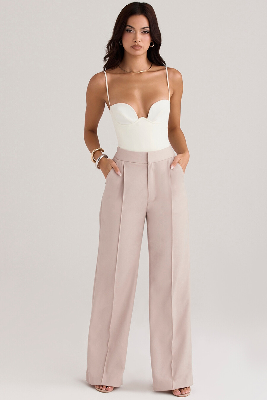 beige hose mit lockerem schnitt