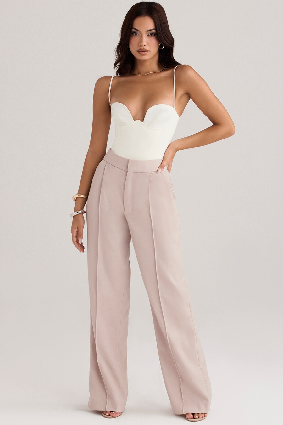 beige hose mit lockerem schnitt